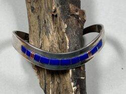 B. Jackson (Navajo) – Silberarmreif mit Lapislazuli-Inlay