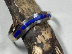 B. Jackson (Navajo) – Silberarmreif mit Lapislazuli-Inlay