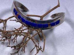 B. Jackson (Navajo) – Silberarmreif mit Lapislazuli-Inlay